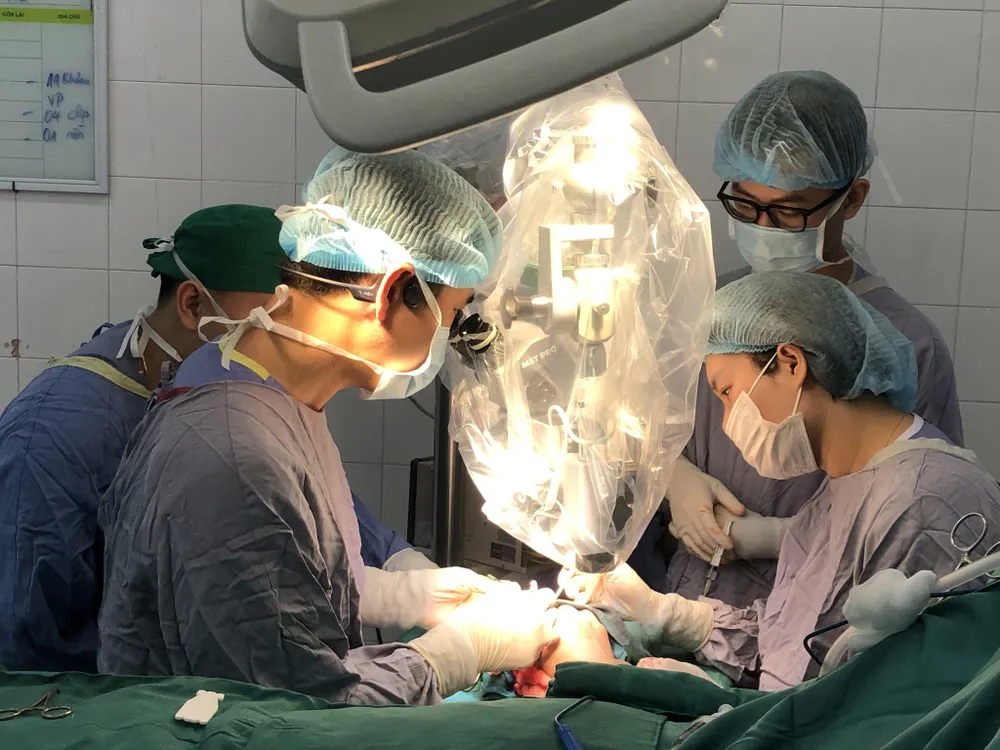 वियत डुक अस्पताल के डॉक्टरों ने मरीज डी की उंगली को पुनः जोड़ने के लिए माइक्रोसर्जरी की। 595153285_1279890077509686_7611009683115505485_n.jpg