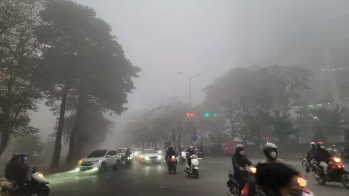 ຖະໜົນຫົນທາງຫຼາຍສາຍໃນນະຄອນຮ່າໂນ້ຍ ມີໝອກຄວັນຍ້ອນມີຝຸ່ນລະອອງລະດັບສູງ, ເຮັດໃຫ້ເກີດມົນລະພິດຕໍ່ສິ່ງແວດລ້ອມ. z5128424901579-ac1ea12819bea6ea7218feec0f40ea2e-1307jpg-5939.jpg