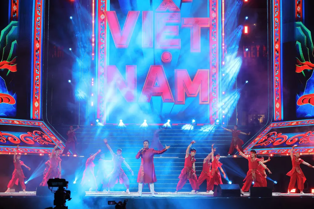 테크페스트 베트남 2025 개막식 문화 공연. 사진: 비엣 쭝 z7323891705969_a79747804e3a6336f4107afad67e8144.jpg