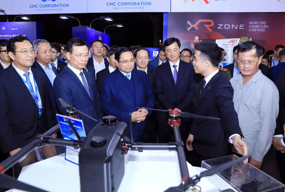 총리와 대표단은 방문하여 새로운 기술 제품에 대한 발표를 경청했습니다. 사진: 비엣 쭝 z7323895791712_5fd314ce04414fb883b714d745ed0ff6.jpg