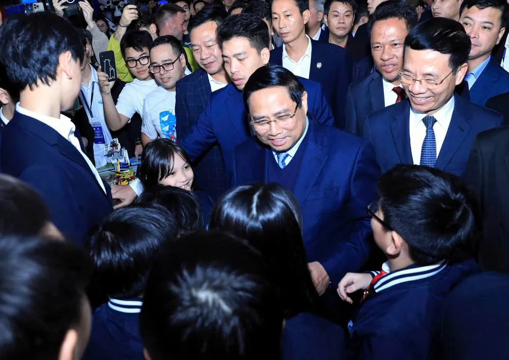 총리가 테크페스트 베트남 2025에 참가한 젊은이들과 대화를 나누고 있다. 사진: 비엣 쭝 z7323895813760_b50958b15698db5e52da2083ef662308.jpg