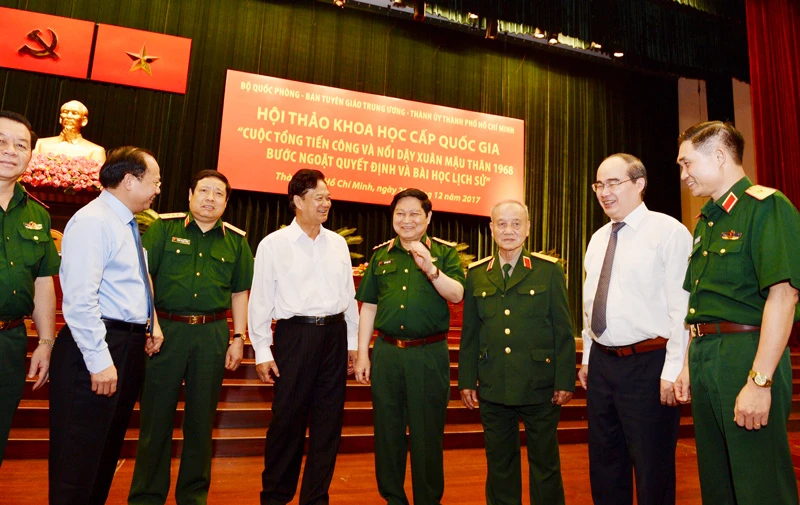 Các đồng chí lãnh đạo, nguyên lãnh đạo trao đổi tại hội thảo. Ảnh: VIỆT DŨNG