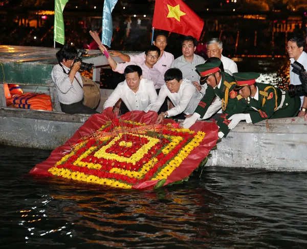 Phó Thủ tướng Vương Đình Huệ tri ân các anh hùng liệt sĩ tại Quảng Trị, Hà Tĩnh ảnh 2 Phó Thủ tướng Vương Đình Huệ tri ân các anh hùng liệt sĩ tại Quảng Trị, Hà Tĩnh ảnh 2