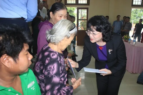 Phó Chủ tịch nước Đặng Thị Ngọc Thịnh tri ân các anh hùng liệt sĩ tại Quảng Trị  ảnh 2