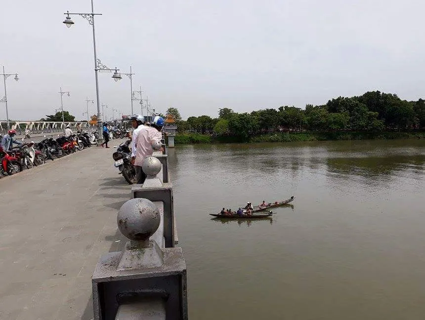 Nhiều người đứng trên cầu Dã Viên dõi theo lực lượng tìm kiếm nạn nhân nhảy cầu.