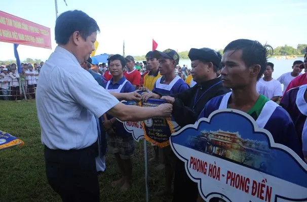 Một xã ẵm cả 2 HCV tại Giải đua ghe trên sông Hương ảnh 3