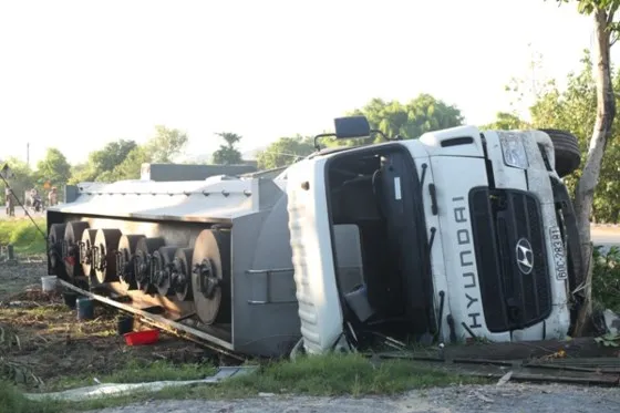 Cứu xe bồn chở 46.000 lít dung môi bị lật tại Huế ảnh 1