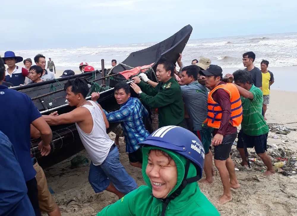 Cứu 4 ngư dân bị sóng đánh chìm giữa biển ảnh 1 Cứu 4 ngư dân bị sóng đánh chìm giữa biển ảnh 1