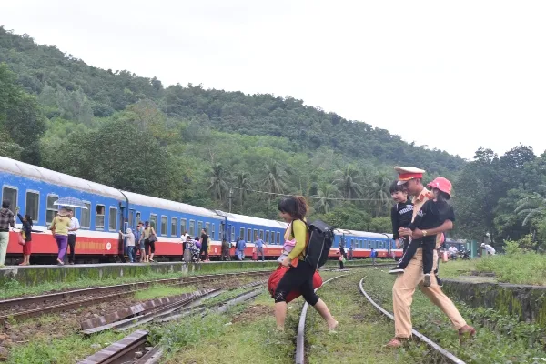 Đường sắt qua đèo Hải Vân thông tuyến sau nhiều giờ tê liệt  ảnh 2