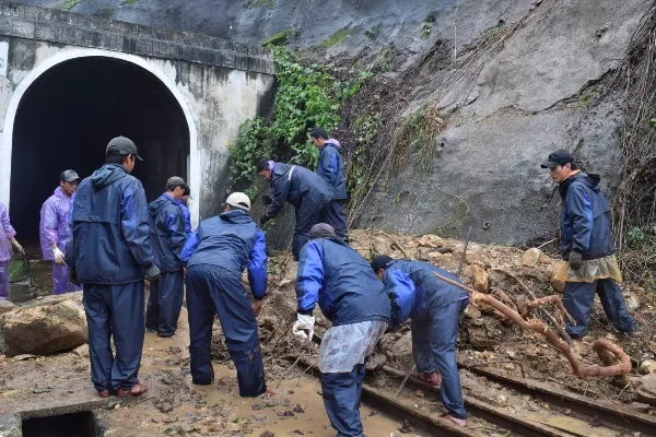 Đường sắt qua đèo Hải Vân thông tuyến sau nhiều giờ tê liệt  ảnh 7