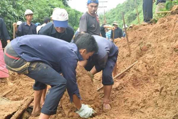 Đường sắt qua đèo Hải Vân thông tuyến sau nhiều giờ tê liệt  ảnh 8
