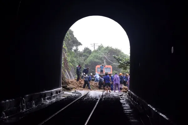 Đường sắt qua đèo Hải Vân thông tuyến sau nhiều giờ tê liệt  ảnh 9