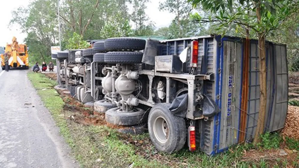 Liên tiếp xảy ra 3 vụ tai nạn giao thông trong 1 giờ đồng hồ ảnh 1