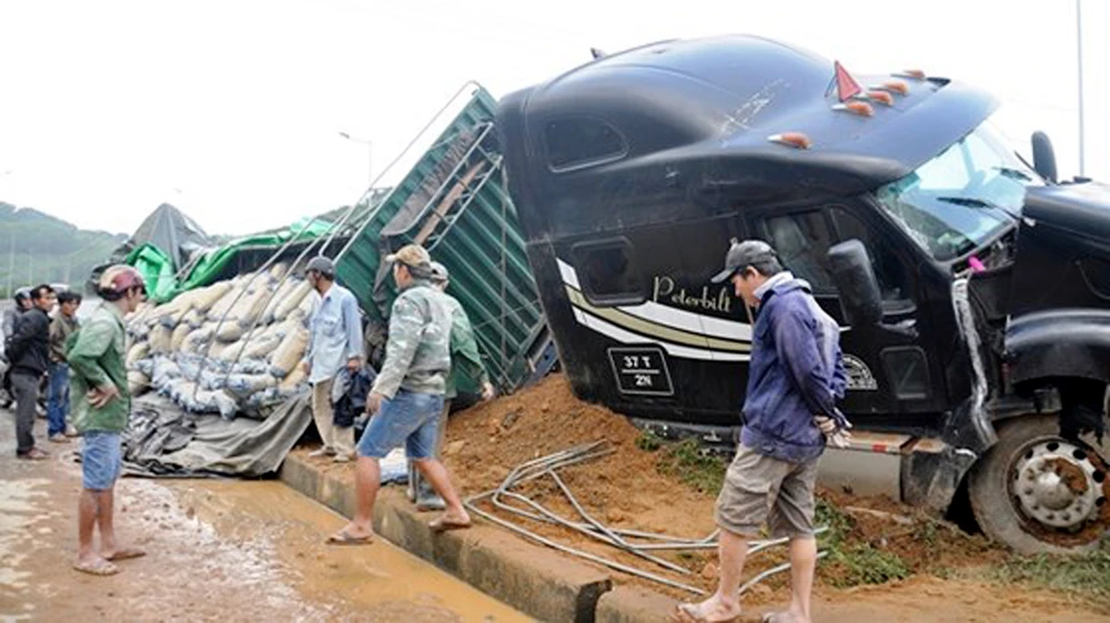 Hiện trường một vụ tai nạn lật xe tại huyện Phú Lộc, Thừa Thiên - Huế