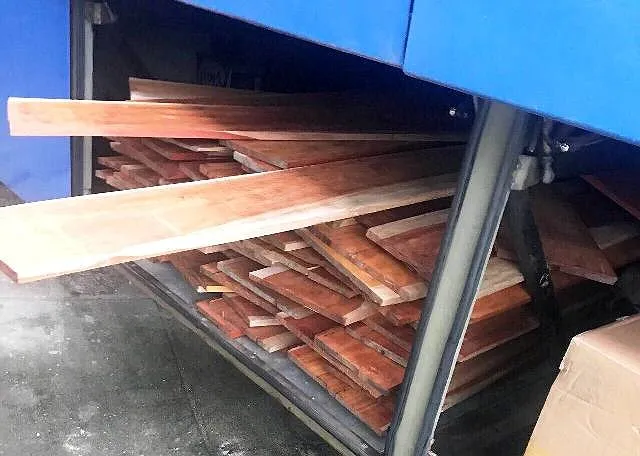 Bắt xe khách chở gỗ sơn huyết quý hiếm trái phép ảnh 2 Bắt xe khách chở gỗ sơn huyết quý hiếm trái phép ảnh 2