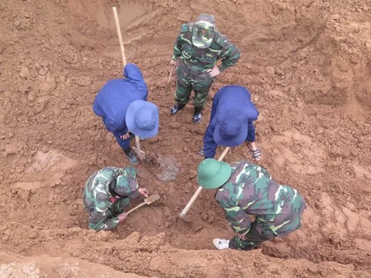 Phát hiện 11 hài cốt liệt sĩ bọc trong võng dù xanh tại Quảng Trị ảnh 3 Phát hiện 11 hài cốt liệt sĩ bọc trong võng dù xanh tại Quảng Trị ảnh 3
