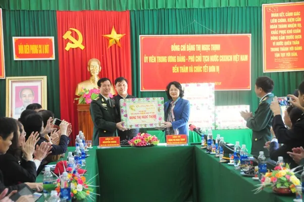 Phó Chủ tịch nước Đặng Thị Ngọc Thịnh tặng quà tết tại A Lưới ảnh 1 Phó Chủ tịch nước Đặng Thị Ngọc Thịnh tặng quà tết tại A Lưới ảnh 1