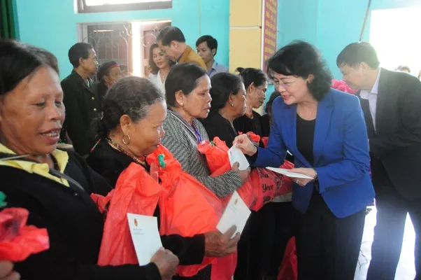 Phó Chủ tịch nước Đặng Thị Ngọc Thịnh tặng quà tết tại A Lưới ảnh 2 Phó Chủ tịch nước Đặng Thị Ngọc Thịnh tặng quà tết tại A Lưới ảnh 2