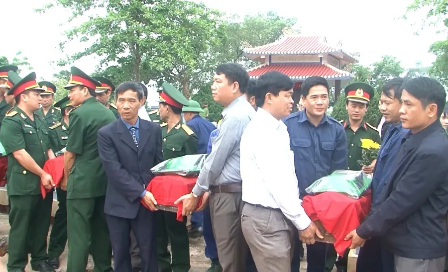 Quân khu 4 an táng 9 hài cốt liệt sĩ ảnh 2 Quân khu 4 an táng 9 hài cốt liệt sĩ ảnh 2