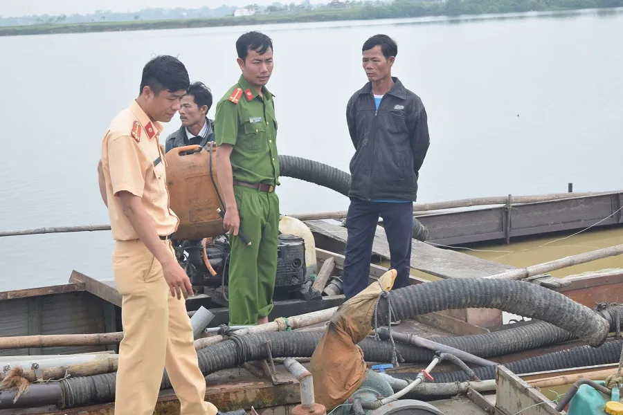 Trộm cát chuyển hướng về cuối nguồn sông Hương ảnh 2 Trộm cát chuyển hướng về cuối nguồn sông Hương ảnh 2