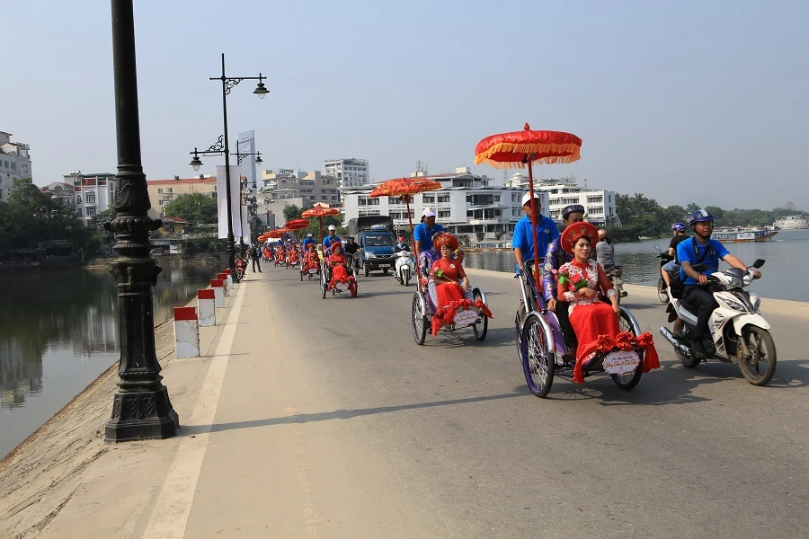 12 cặp đôi trong lễ cưới tập thể tại Thừa Thiên-Huế ảnh 6 12 cặp đôi trong lễ cưới tập thể tại Thừa Thiên-Huế ảnh 6