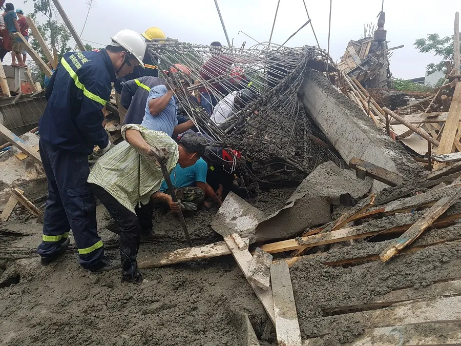 Sập giàn giáo thi công cây xăng tại Huế khiến nhiều người bị thương ảnh 3