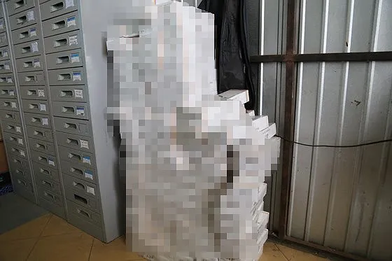 Vờ chở than củi để vận chuyển thuốc lá lậu ảnh 1