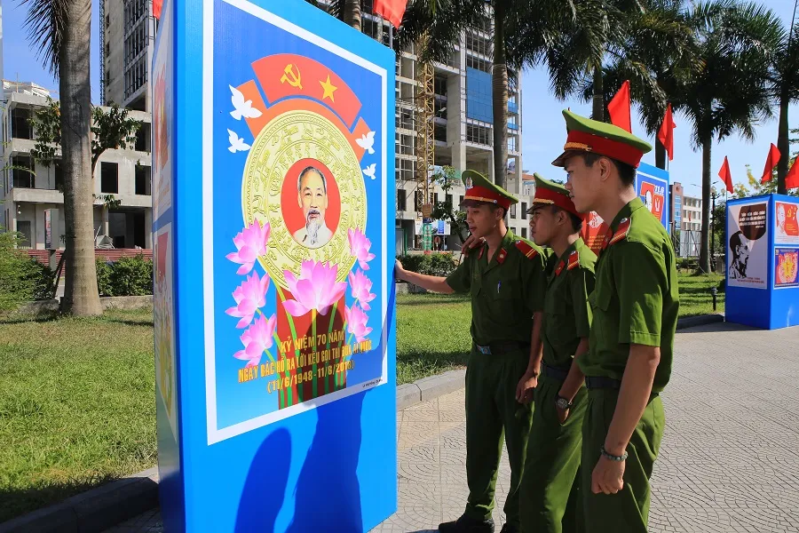 Giới thiệu 50 bức tranh cổ động 70 năm ngày Bác Hồ ra Lời kêu gọi thi đua ái quốc ảnh 1