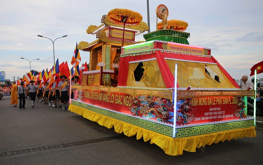 Trang nghiêm Đại lễ Phật đản Phật lịch 2562 tại Huế ảnh 10 Trang nghiêm Đại lễ Phật đản Phật lịch 2562 tại Huế ảnh 10