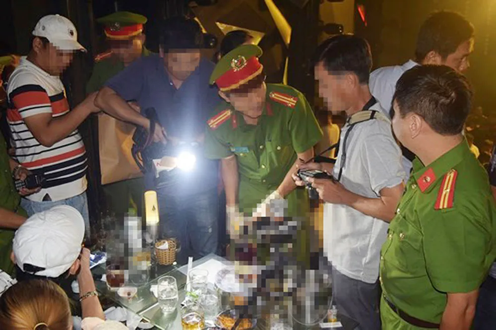 Kiểm tra bar ASTA tại Huế, phát hiện lượng lớn ma túy tổng hợp, bắt giữ hàng chục đối tượng  ảnh 4