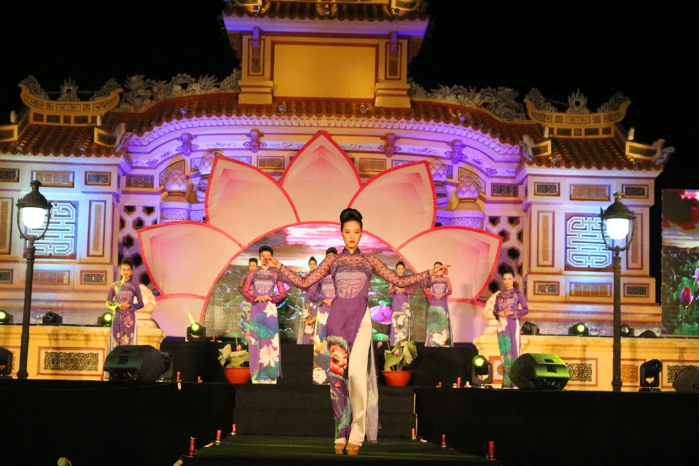 Ấn tượng bộ sưu tập áo dài sen ở cố đô Huế ảnh 2 Ấn tượng bộ sưu tập áo dài sen ở cố đô Huế ảnh 2