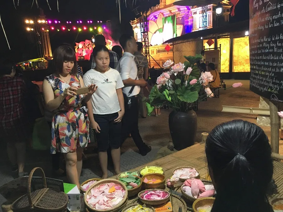 Ấn tượng bộ sưu tập áo dài sen ở cố đô Huế ảnh 3 Ấn tượng bộ sưu tập áo dài sen ở cố đô Huế ảnh 3