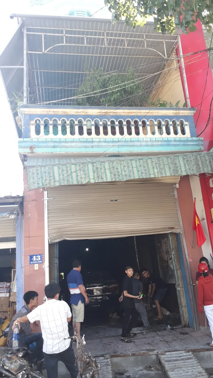 Cảnh sát PCCC cứu 5 người dân trong đám cháy lúc rạng sáng ảnh 2