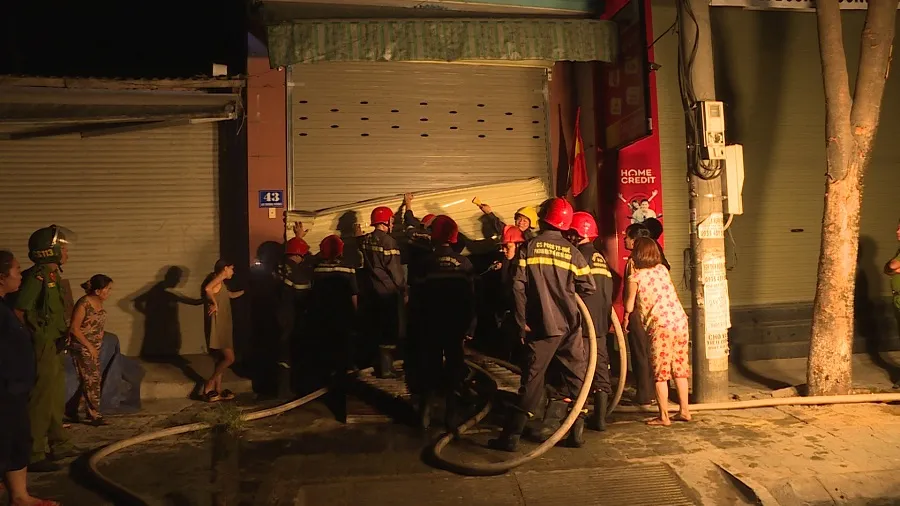 Cảnh sát PCCC cứu 5 người dân trong đám cháy lúc rạng sáng ảnh 1