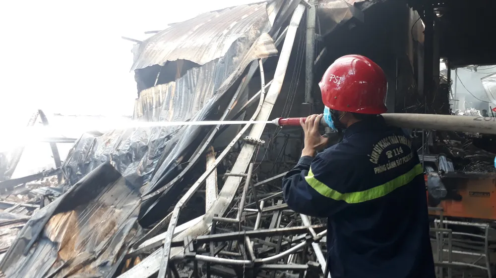 CLIP: Hiện trường vụ cháy nổ tại xưởng đan ở Huế ảnh 2