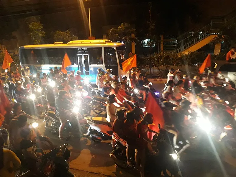 Nức lòng khi Việt Nam vào Chung kết AFF Cup ảnh 10