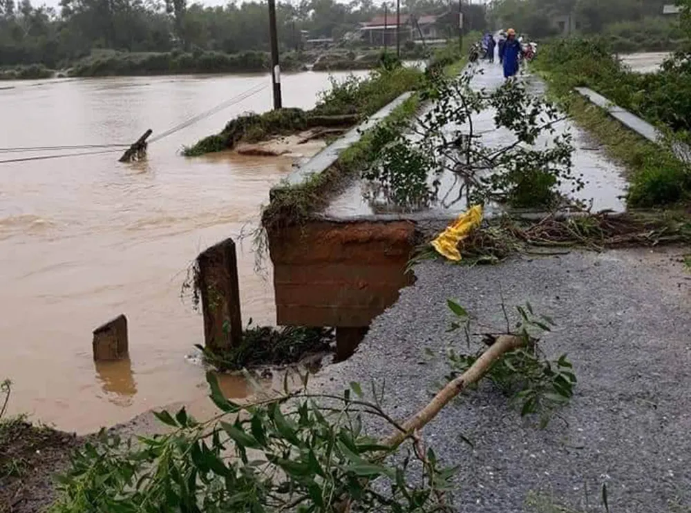 Nhiều khu vực tại Thừa Thiên - Huế bị chia cắt vì mưa lũ ảnh 4
