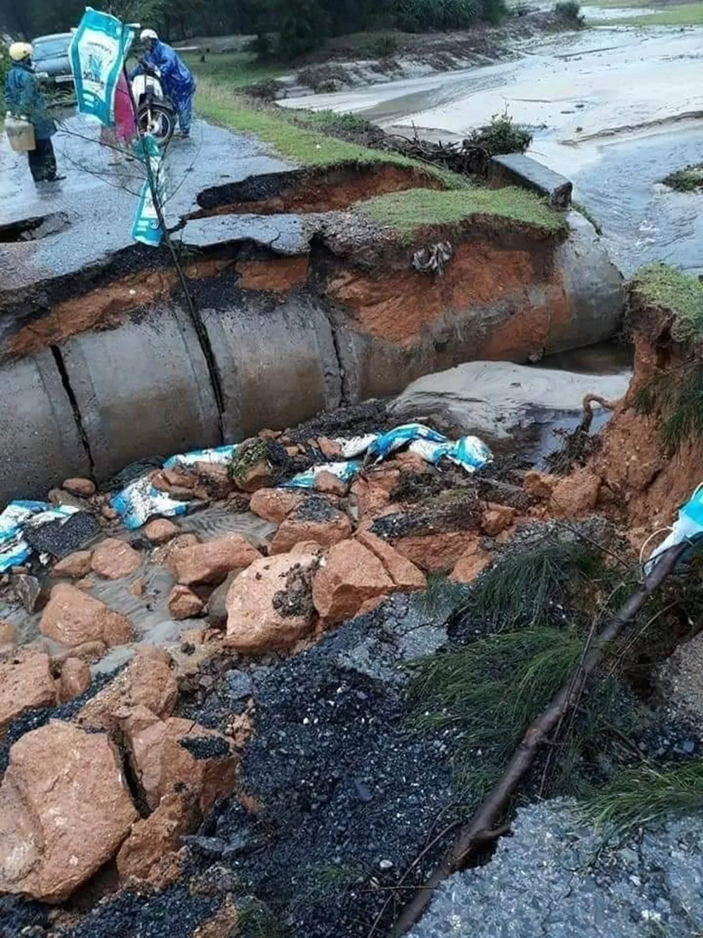 Nhiều khu vực tại Thừa Thiên - Huế bị chia cắt vì mưa lũ ảnh 5