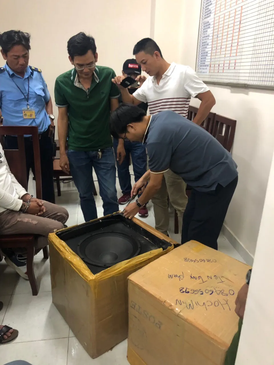 Bắt 2 đối tượng dùng loa thùng ngụy trang 19kg ma túy đá ảnh 2 Bắt 2 đối tượng dùng loa thùng ngụy trang 19kg ma túy đá ảnh 2