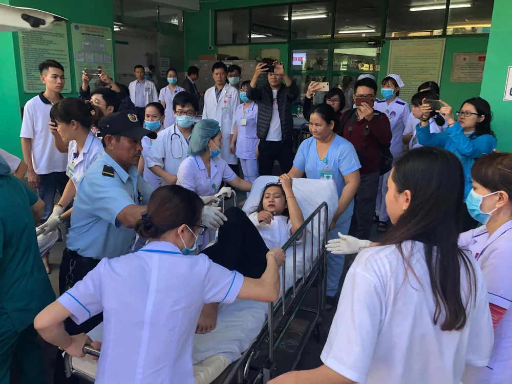 Xe khách rơi xuống vực đèo Hải Vân, 1 người chết, 21 người bị thương ảnh 5