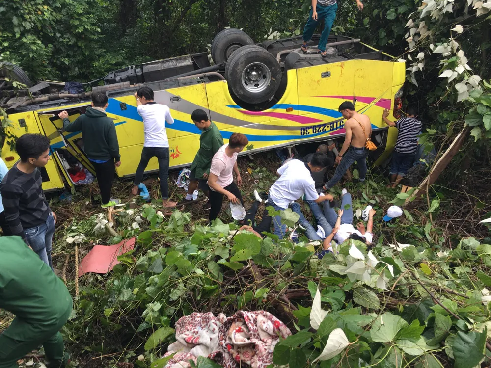 Xe khách rơi xuống vực đèo Hải Vân, 1 người chết, 21 người bị thương ảnh 17