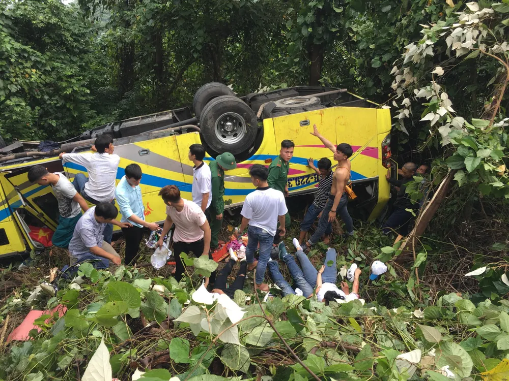 Xe khách rơi xuống vực đèo Hải Vân, 1 người chết, 21 người bị thương ảnh 18
