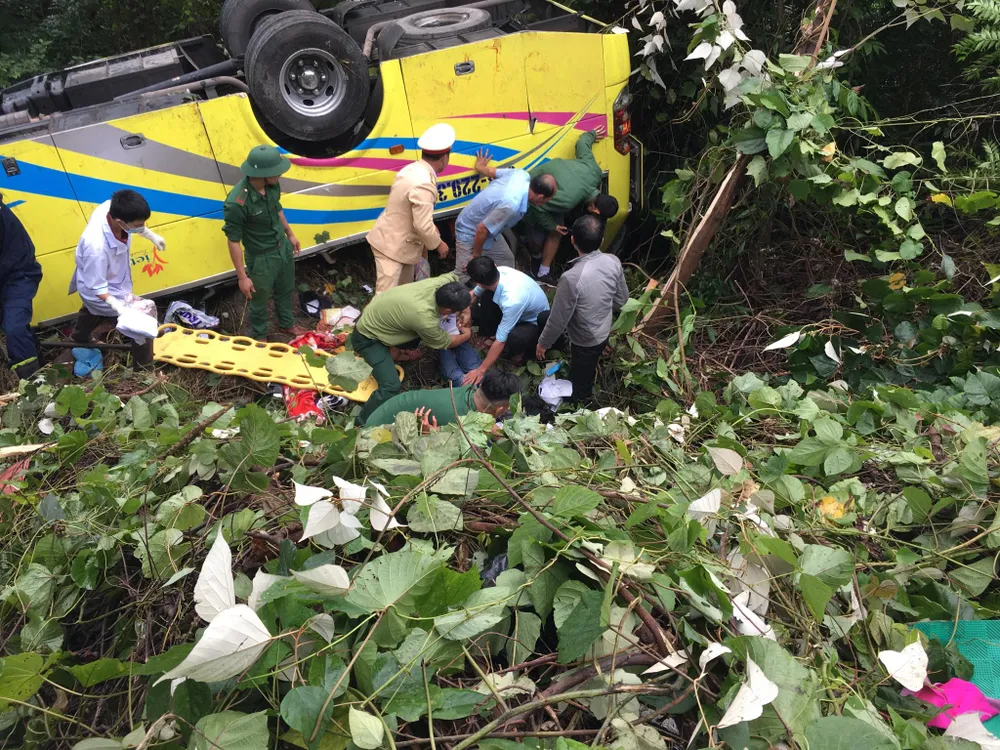 Xe khách rơi xuống vực đèo Hải Vân, 1 người chết, 21 người bị thương ảnh 20