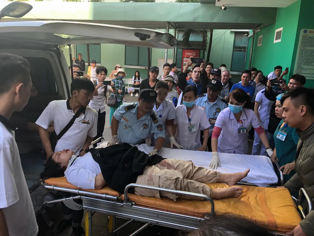 Xe khách rơi xuống vực đèo Hải Vân, 1 người chết, 21 người bị thương ảnh 9