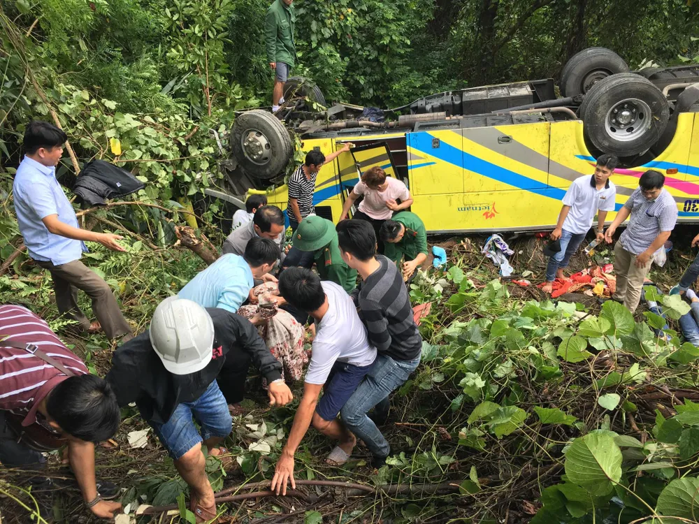 Xe khách rơi xuống vực đèo Hải Vân, 1 người chết, 21 người bị thương ảnh 21
