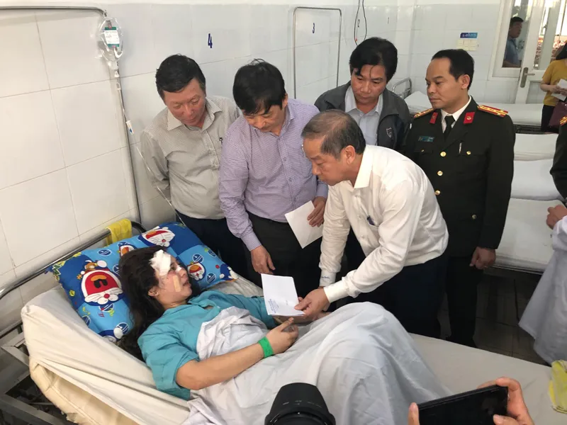 Xe khách rơi xuống vực đèo Hải Vân, 1 người chết, 21 người bị thương ảnh 11