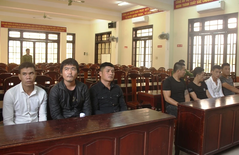 Bắt nhiều đối tượng hỗn chiến bằng gạch đá, tuýp sắt, dao và vỏ chai bia ảnh 1 Bắt nhiều đối tượng hỗn chiến bằng gạch đá, tuýp sắt, dao và vỏ chai bia ảnh 1