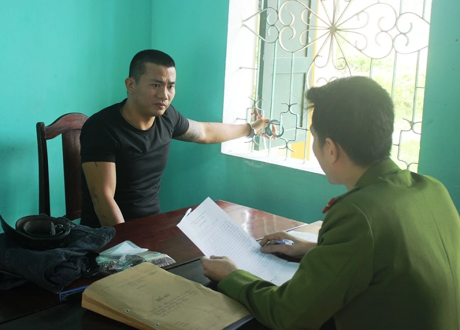 Bắt nhiều đối tượng hỗn chiến bằng gạch đá, tuýp sắt, dao và vỏ chai bia ảnh 2 Bắt nhiều đối tượng hỗn chiến bằng gạch đá, tuýp sắt, dao và vỏ chai bia ảnh 2