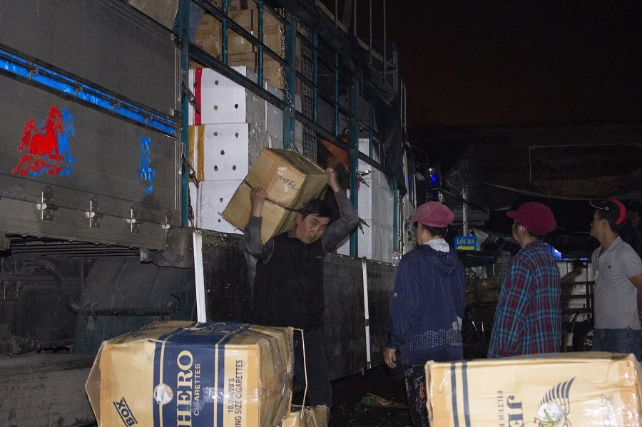 Nhọc nhằn phận nữ bốc vác tại chợ Đông Ba ngày giáp Tết ảnh 2 Nhọc nhằn phận nữ bốc vác tại chợ Đông Ba ngày giáp Tết ảnh 2