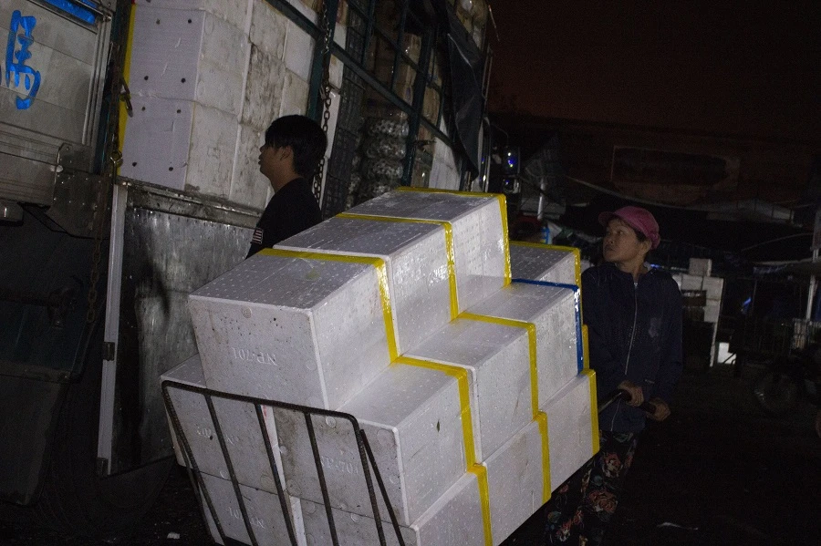 Nhọc nhằn phận nữ bốc vác tại chợ Đông Ba ngày giáp Tết ảnh 9 Nhọc nhằn phận nữ bốc vác tại chợ Đông Ba ngày giáp Tết ảnh 9